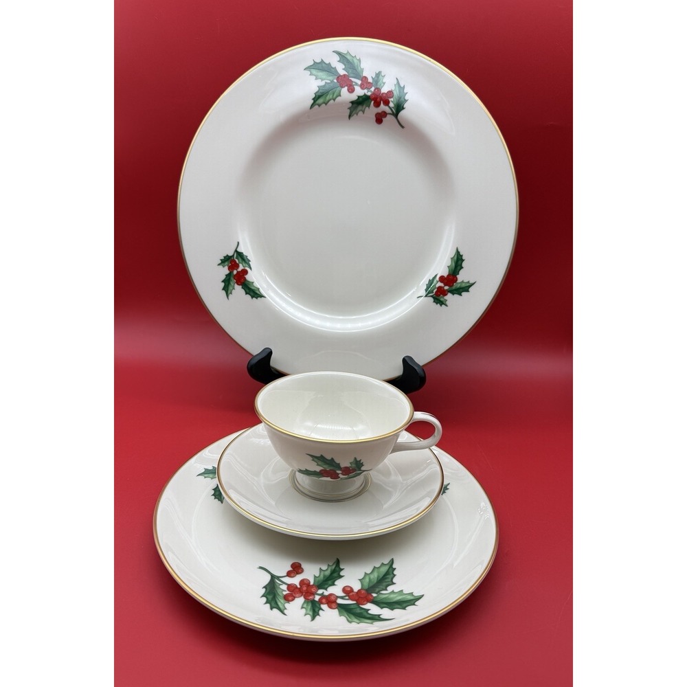Vintage PICKARD CHRISTMAS HOLLY Design 4 Pieces Set